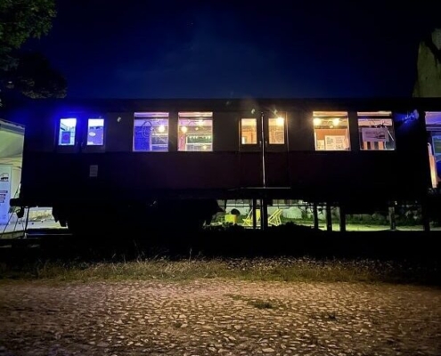 Die historische S-Bahn auf dem Mobilitätscampus bei Nacht