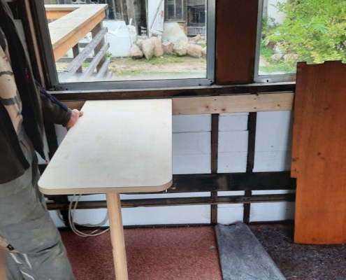 Tische erscheinen in der alten S-Bahn als neue Elemente