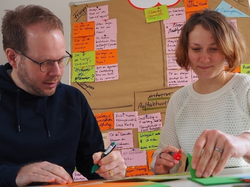 Katja Benke, Projektleiterin des Kreativnetzwerks FlämingSchmiede und Daniel Sebastian Menzel, Geschäftsführer des Tourismusverband Fläming e.V.