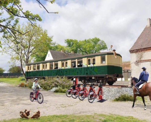 Berliner S-Bahn in Klein Glied: grün-gelb bemalt